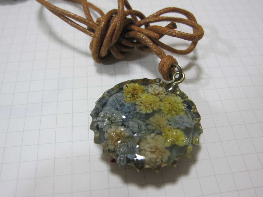 王冠ペンダント 「青のフラワータルト」