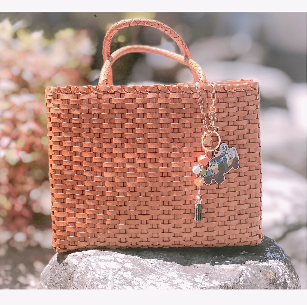 密林奥にあるジープのバックチャーム