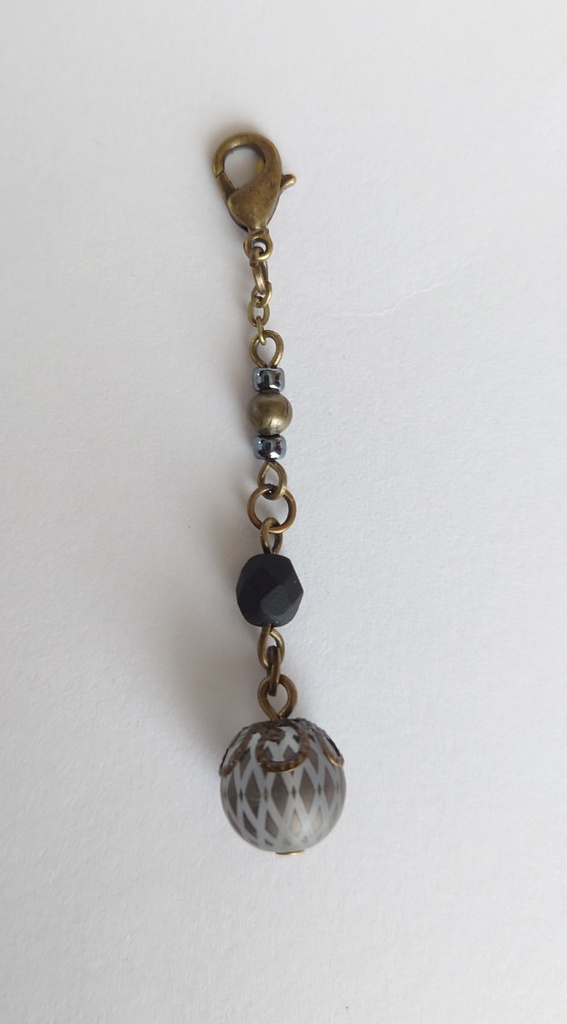 和柄ビーズのアンティーク調マスクチャーム