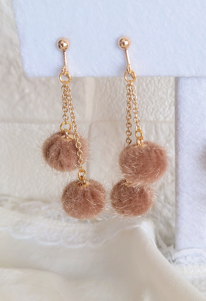 揺れるファーボールイヤリング(全3色)