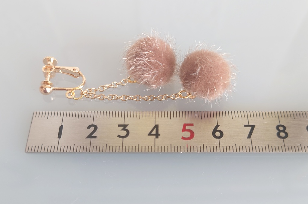 揺れるファーボールイヤリング(全3色)