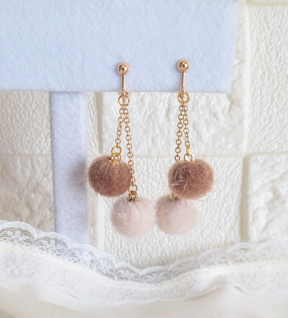 揺れるファーボールイヤリング(全3色)