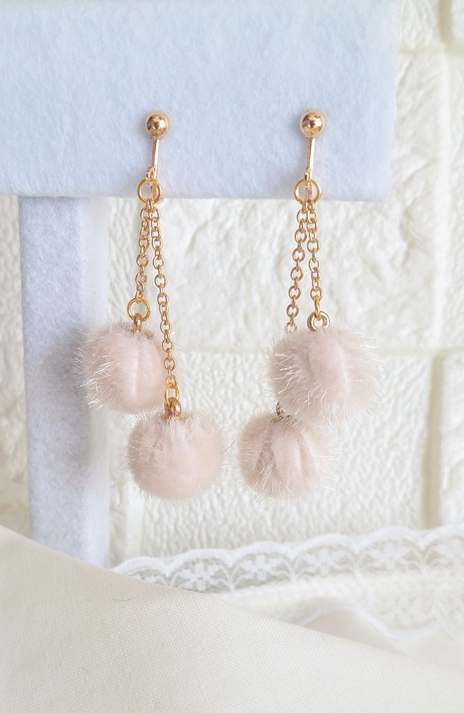 揺れるファーボールイヤリング(全3色)