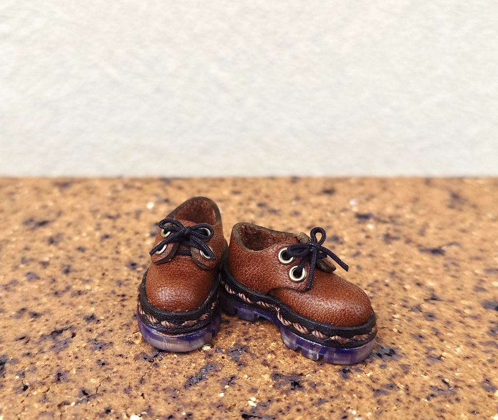 オビツ11が履けるサイズ　ねんどろいどどーるが履けるサイズのワークシューズ（チョコ）