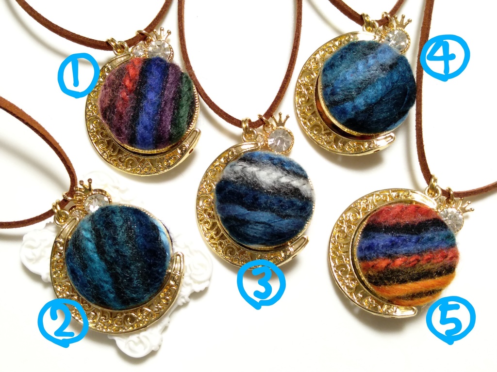 毛糸のくるみボタンのネックレス