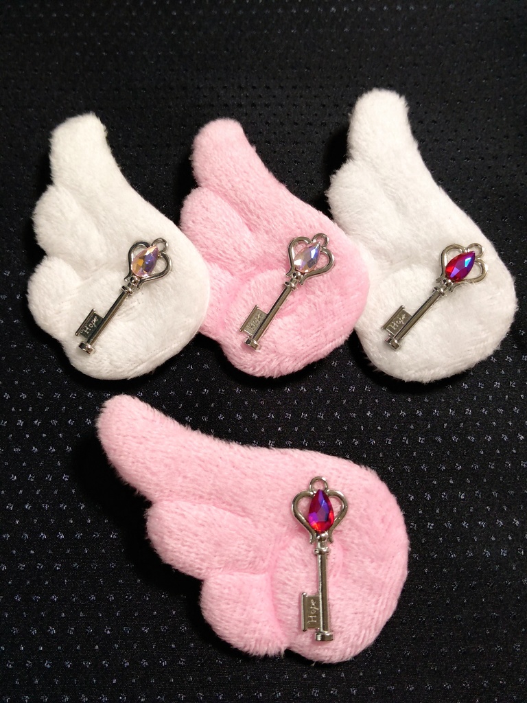 ふわふわ羽のブローチ