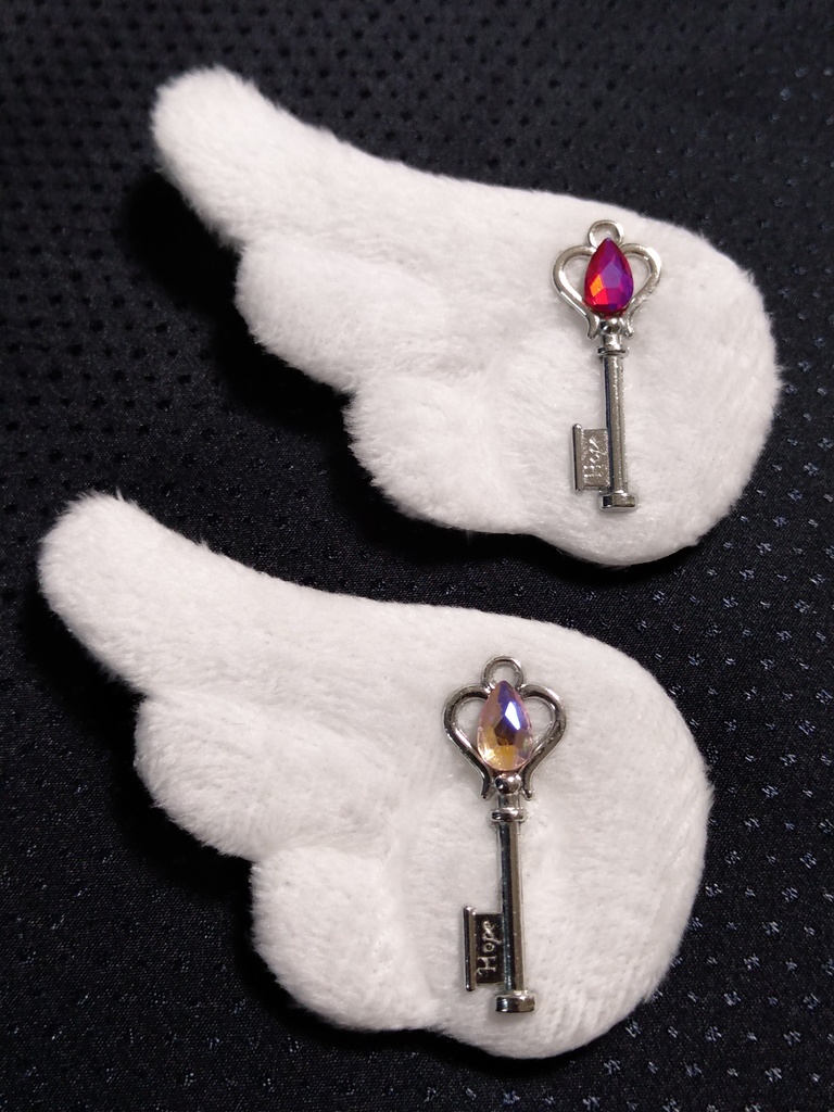 ふわふわ羽のブローチ