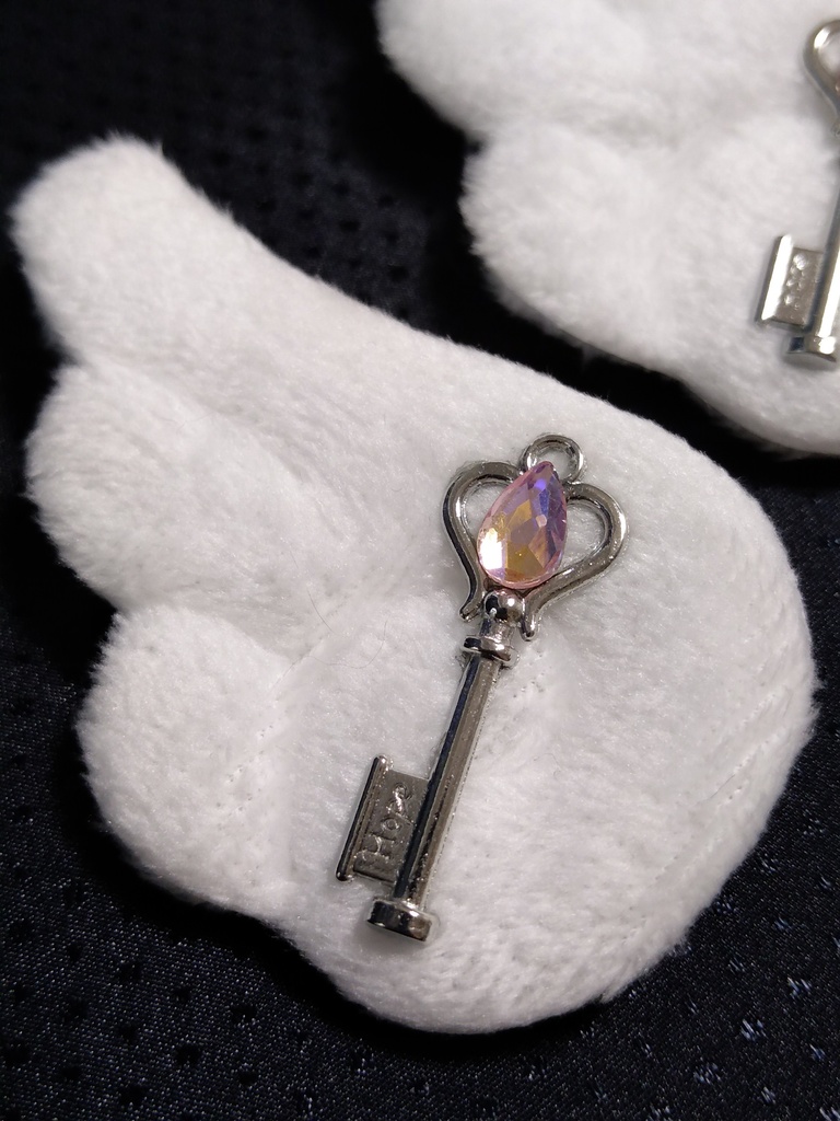 ふわふわ羽のブローチ