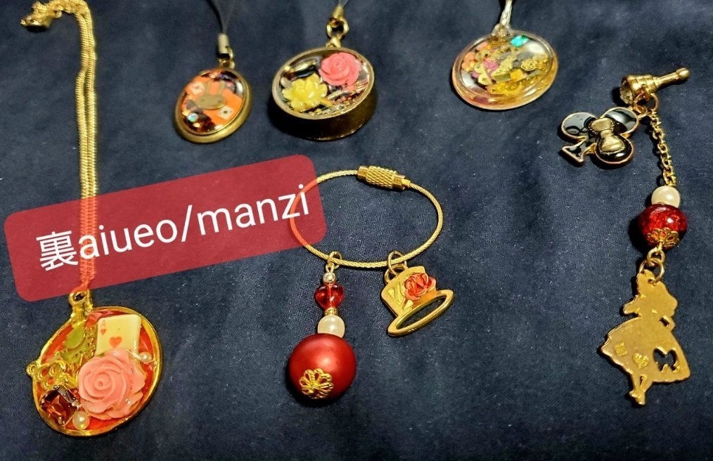 手作りハトアリイメージアクセサリーとかストラップとか