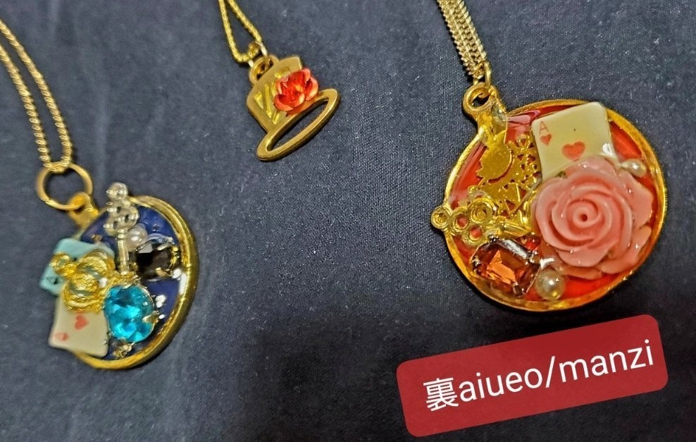 手作りハトアリイメージアクセサリーとかストラップとか