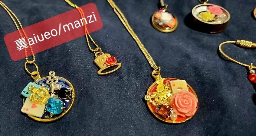 手作りハトアリイメージアクセサリーとかストラップとか