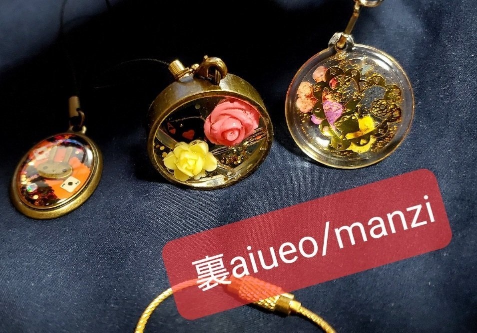 手作りハトアリイメージアクセサリーとかストラップとか