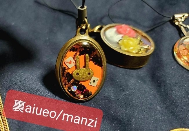 手作りハトアリイメージアクセサリーとかストラップとか