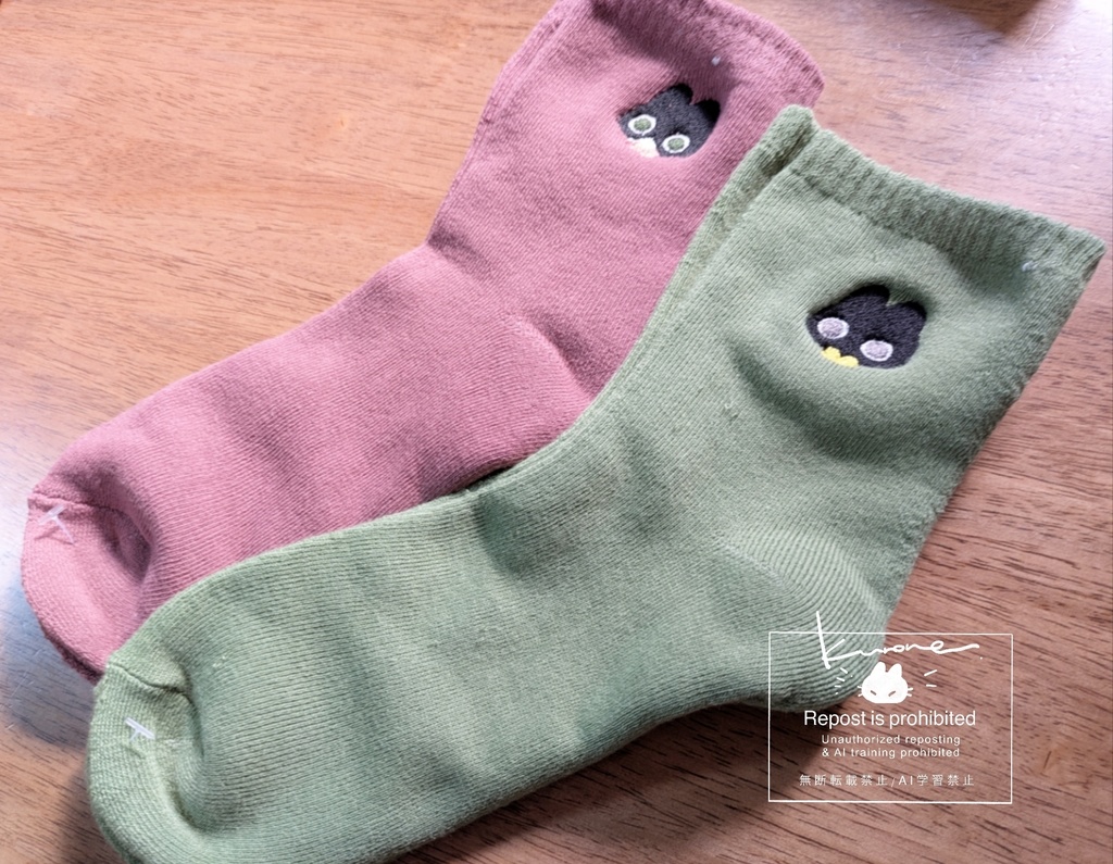 ころころねちゃん刺繍靴下