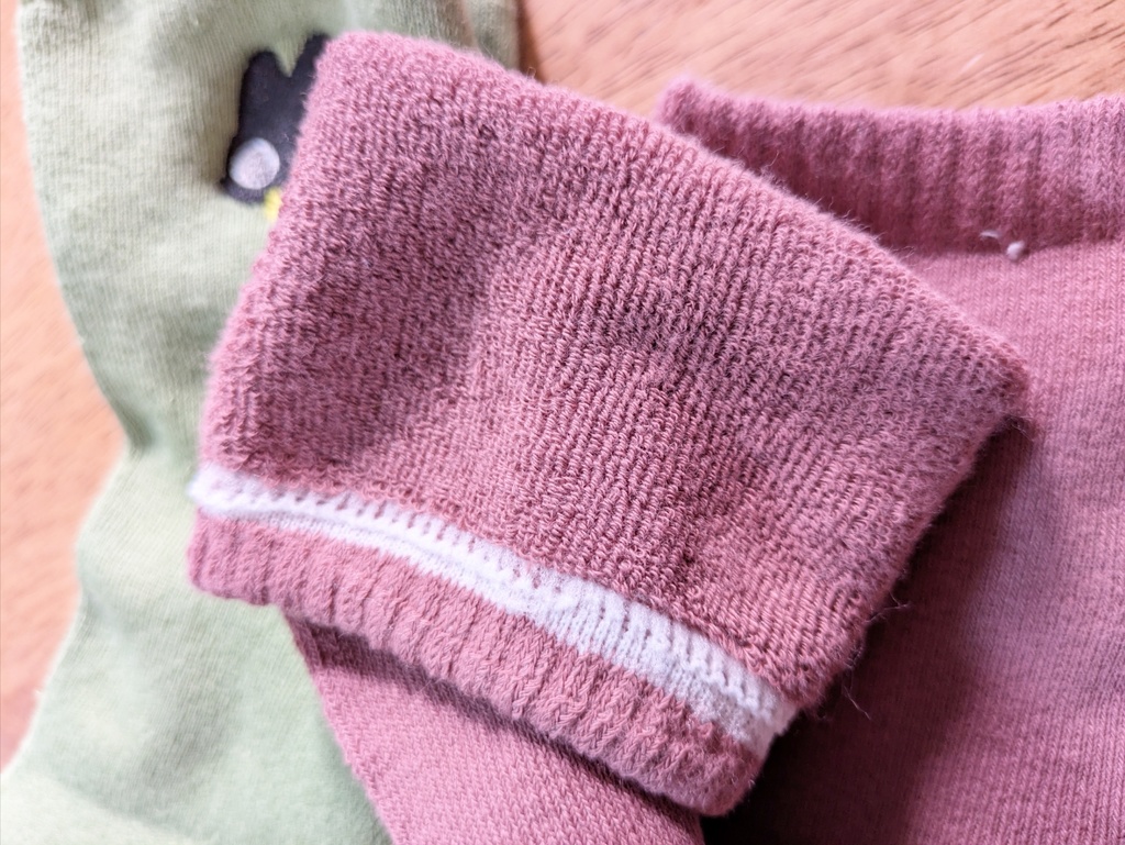 ころころねちゃん刺繍靴下