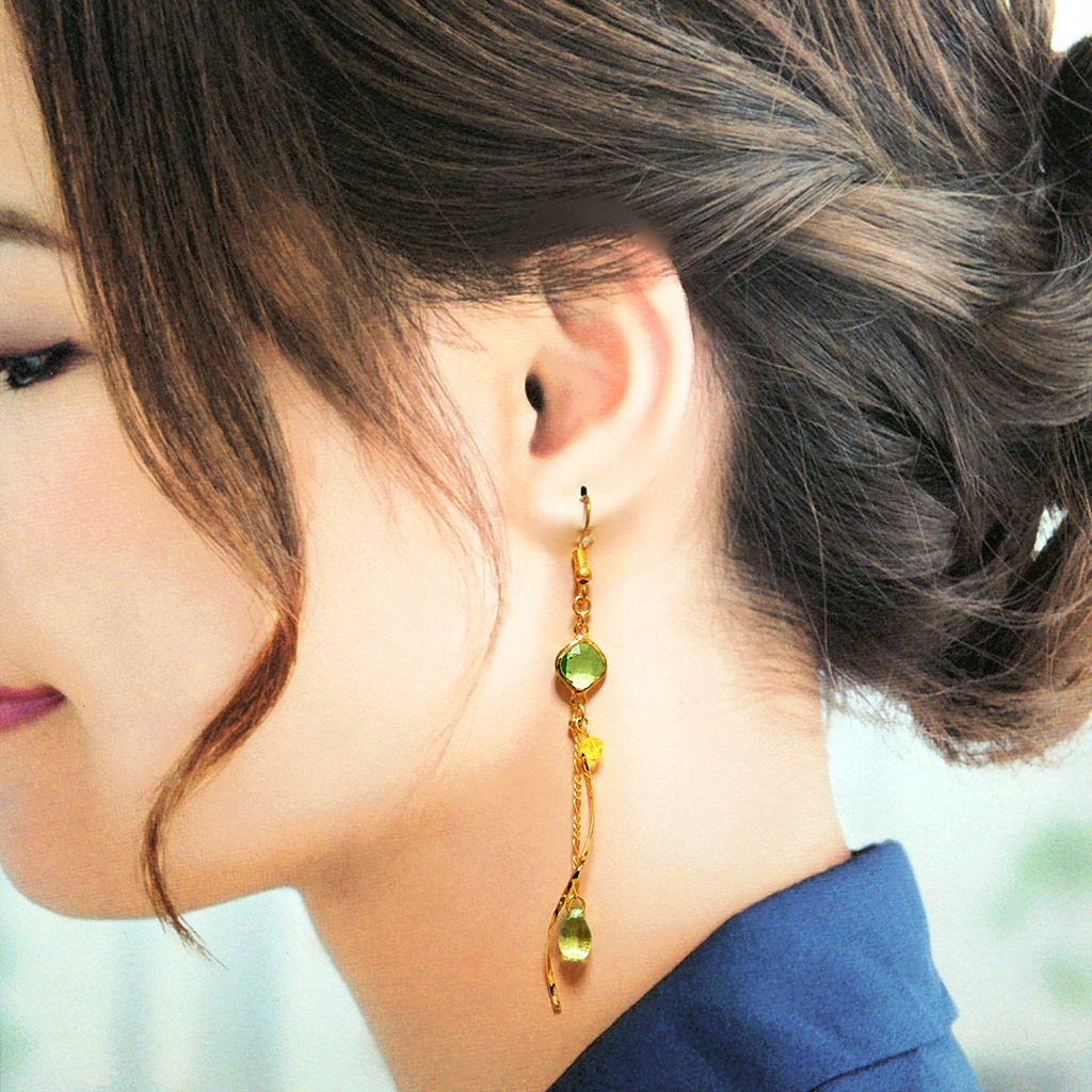 1点限定★【概念】セベクイメージ ライトグリーンカラー 宝石風チャーム×ドロップ シャンデリア風ピアス/イヤリング