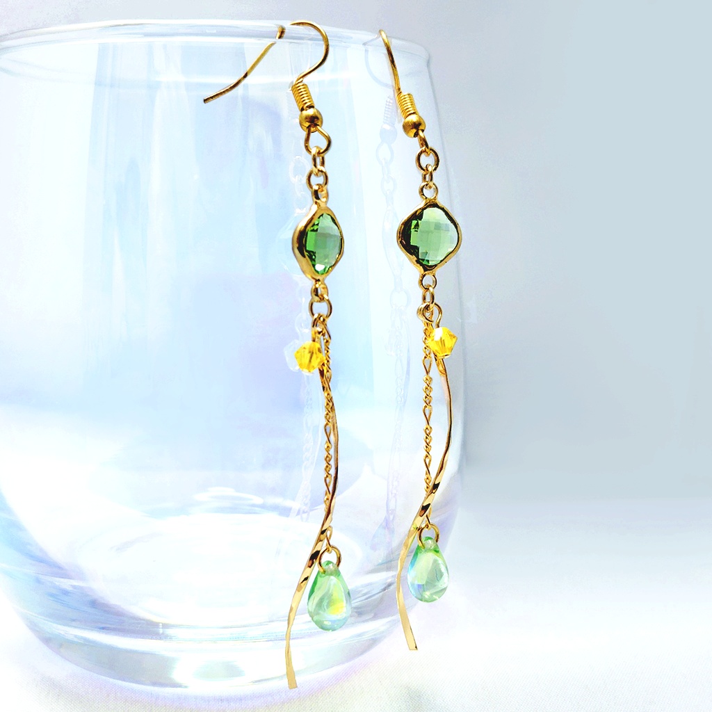 1点限定★【概念】セベクイメージ ライトグリーンカラー 宝石風チャーム×ドロップ シャンデリア風ピアス/イヤリング