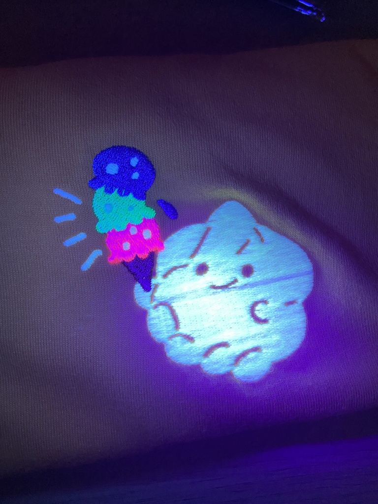 暗闇で光るイカのTシャツ
