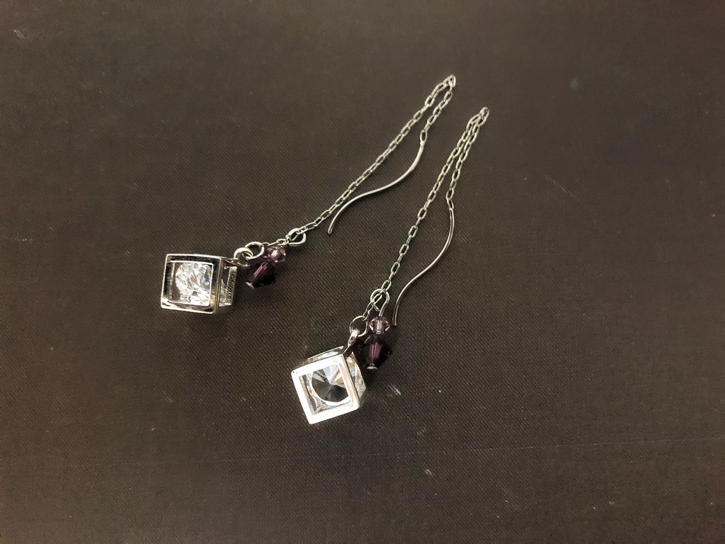 ジルコニアのキューブピアス