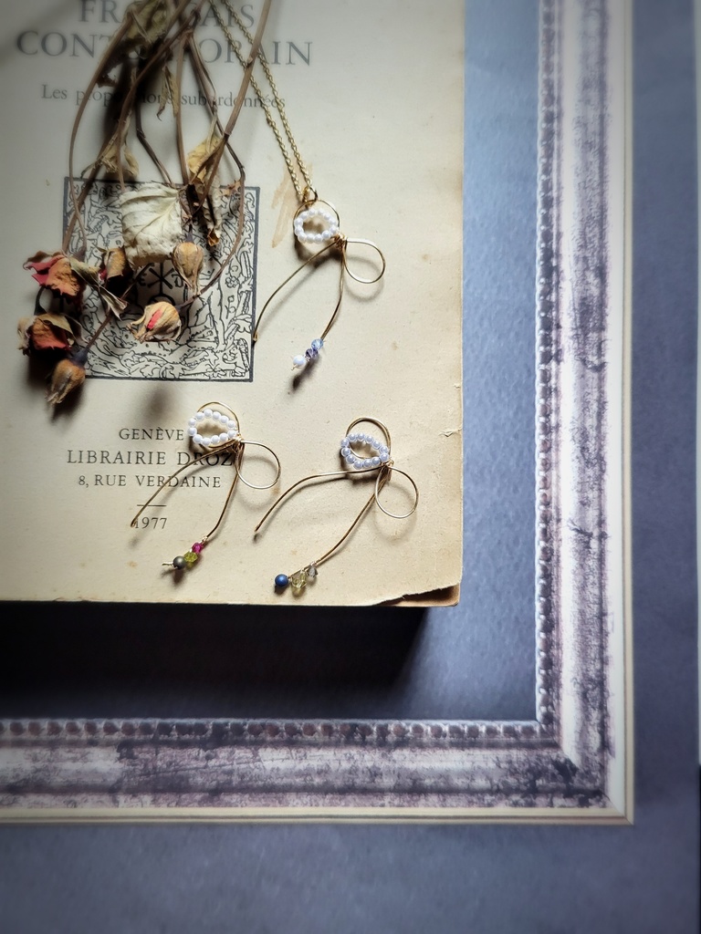 ゆれる、彼色を結んだリボンモチーフペンダント