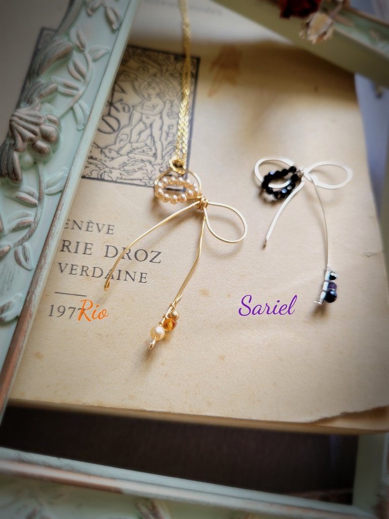 ゆれる、彼色を結んだリボンモチーフペンダント