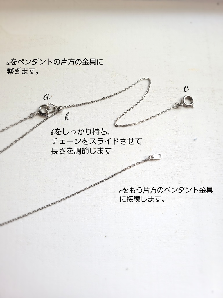 ゆれる、彼色を結んだリボンモチーフペンダント