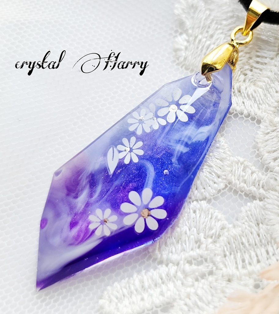 【白花の霞石】～夜空と白花～