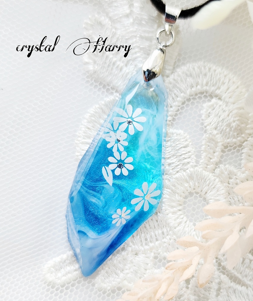 【白花の霞石】~青空と白花~