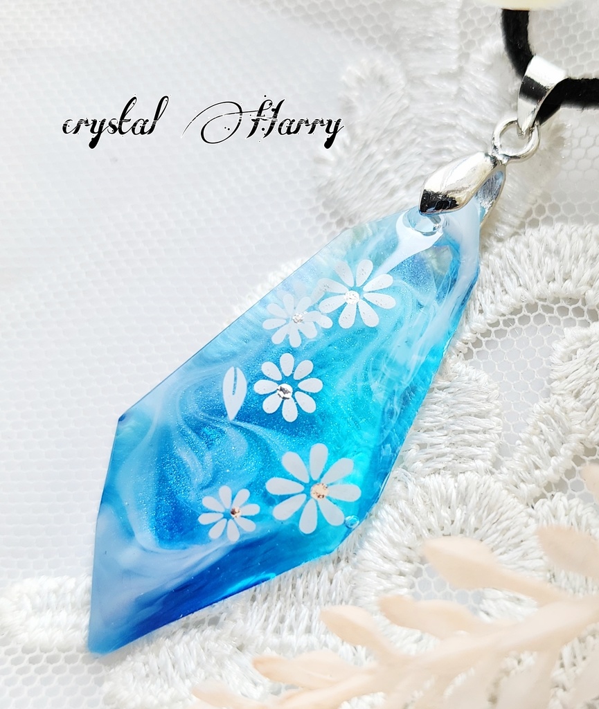 【白花の霞石】～青空と白花～