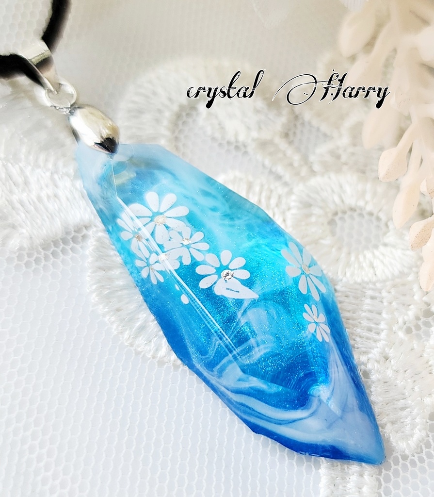 【白花の霞石】~青空と白花~