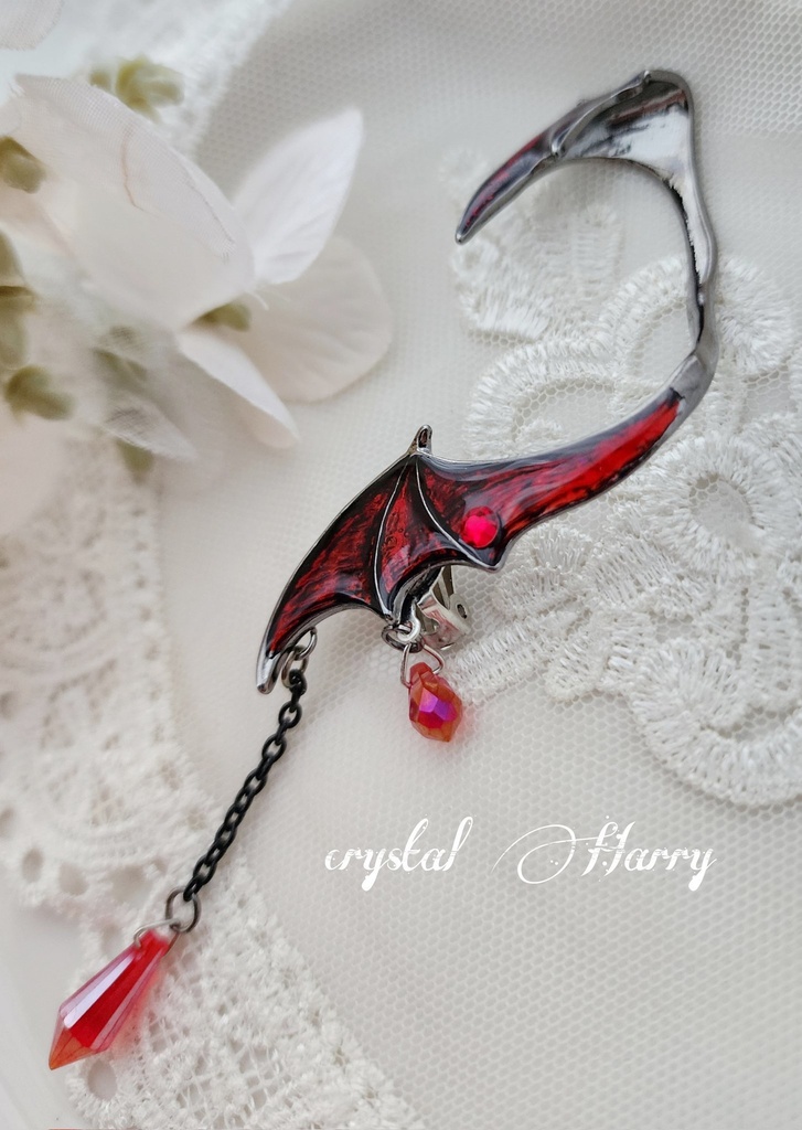 【悪魔の耳飾り】~ブラックチタンベース~深赤