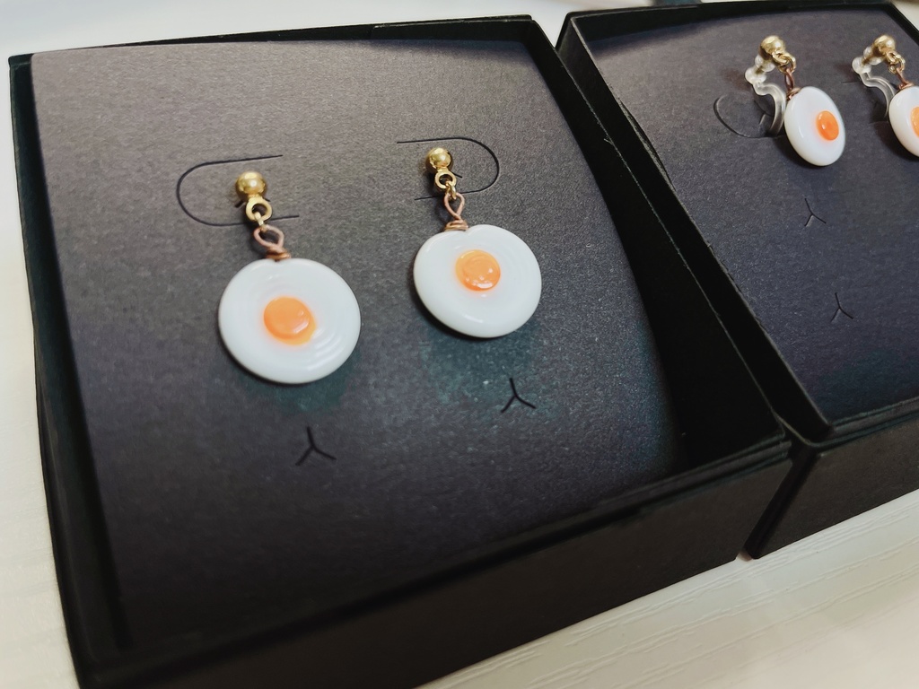 ガラスの目玉焼きピアス、イヤリング
