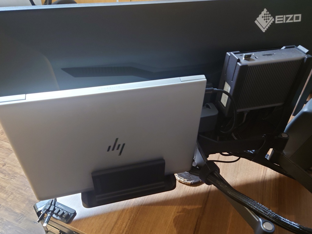 VESA mount bracket for CalDigit TS4