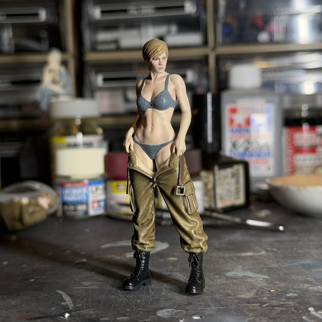 着替え中の女性フィギュア|1/20 3Dプリント用 STLデータ|ミリタリー・SF・ジオラマ