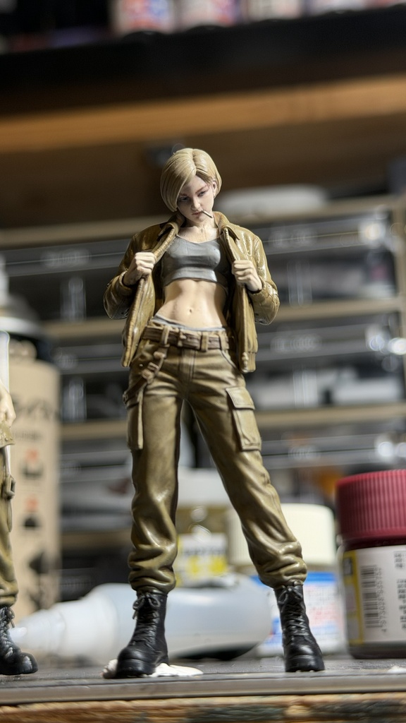 02_ジャケットを開く女性メカニック|1/20|ミリタリー SF ジオラマ用 3Dプリント品
