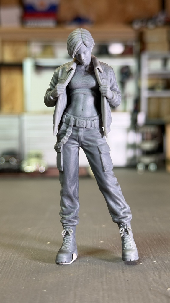 02_ジャケットを開く女性メカニック|1/20|ミリタリー SF ジオラマ用 3Dプリント品