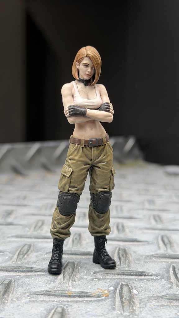03_腕組女性兵士1/20|ミリタリー SF ジオラマ用 3Dプリント品