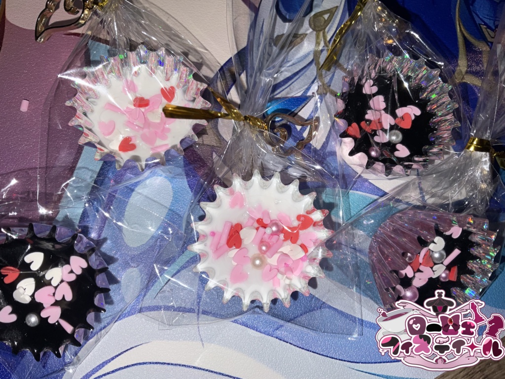 羽チャーム付きチョコレート風ハンドメイド　【5点限定色ランダム】