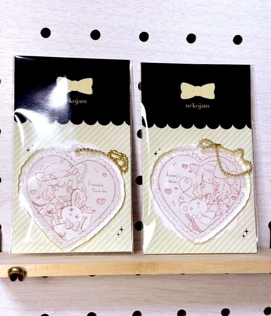 ハート型アクリルキーホルダー