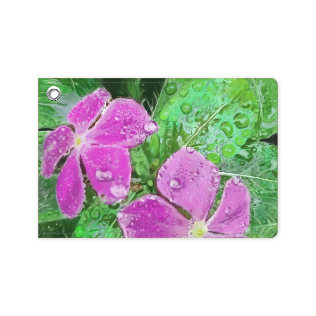 雨に濡れるニチニチソウのパスケース