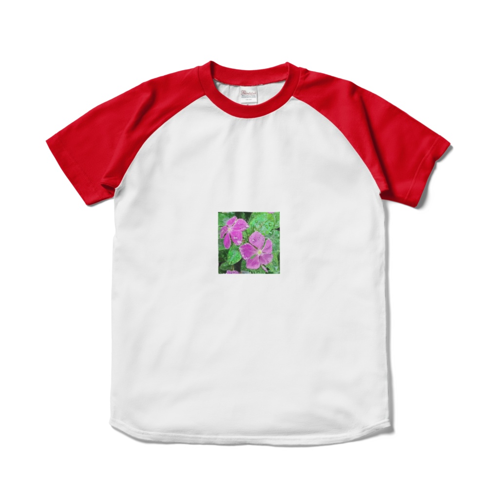 雨に濡れるニチニチソウのラグランTシャツ -  ホワイト×レッド