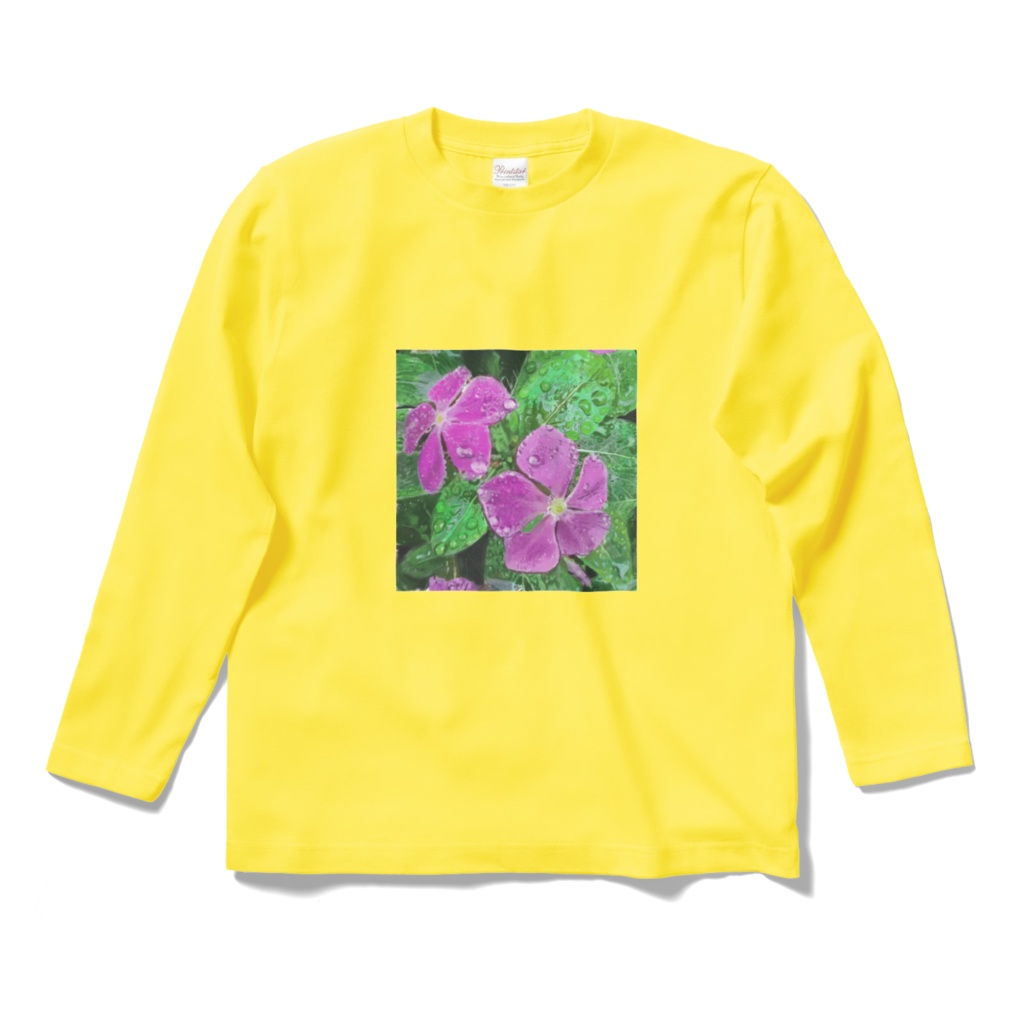雨に濡れるニチニチソウのロングスリーブTシャツ - イエロー