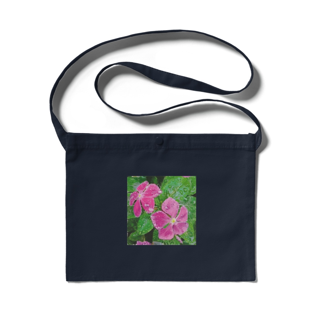 雨に濡れるニチニチソウのサコッシュ