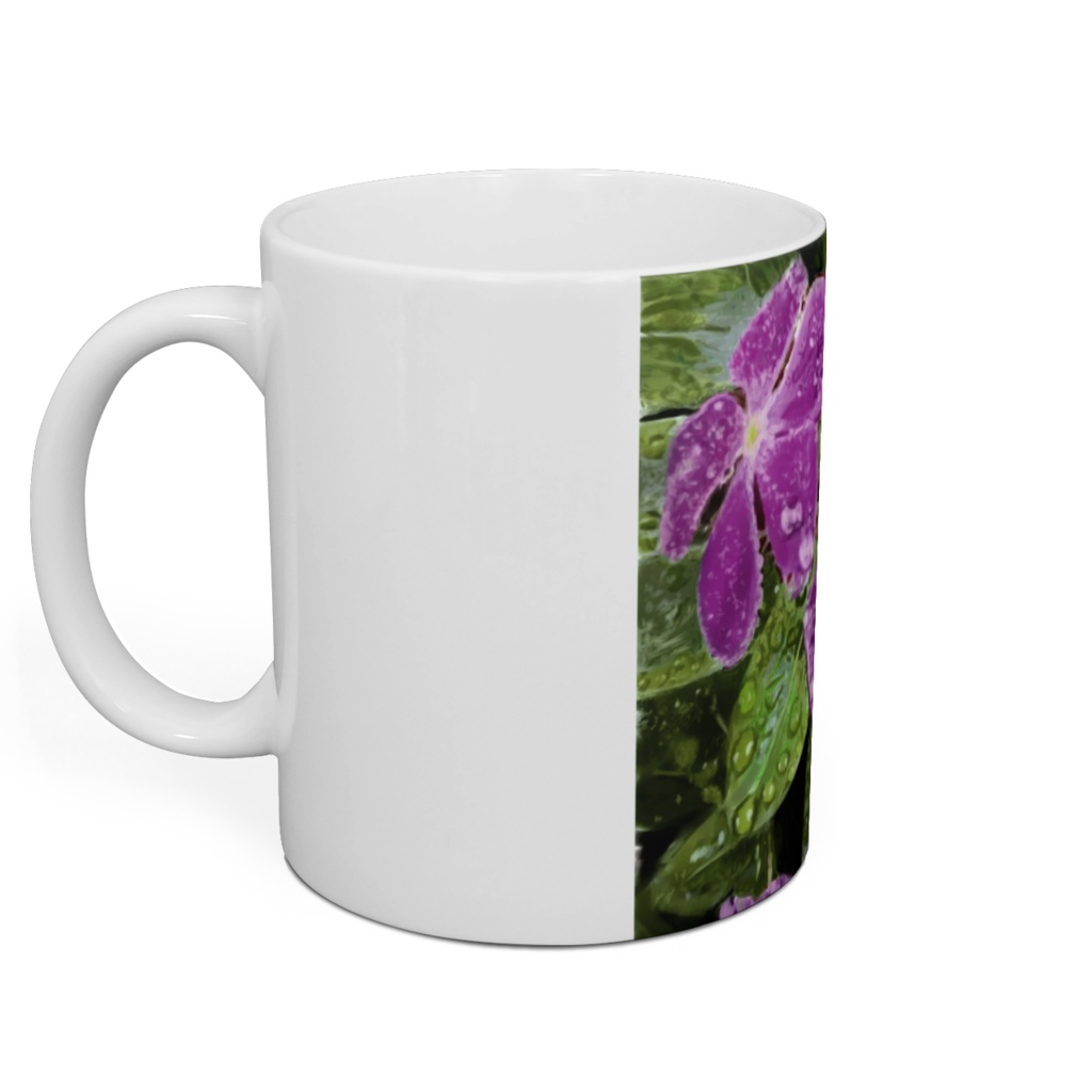 雨に濡れるニチニチソウのマグカップ