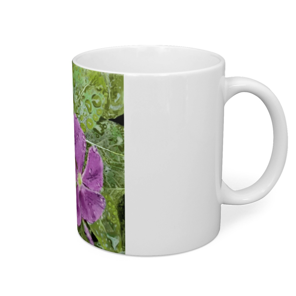 雨に濡れるニチニチソウのマグカップ