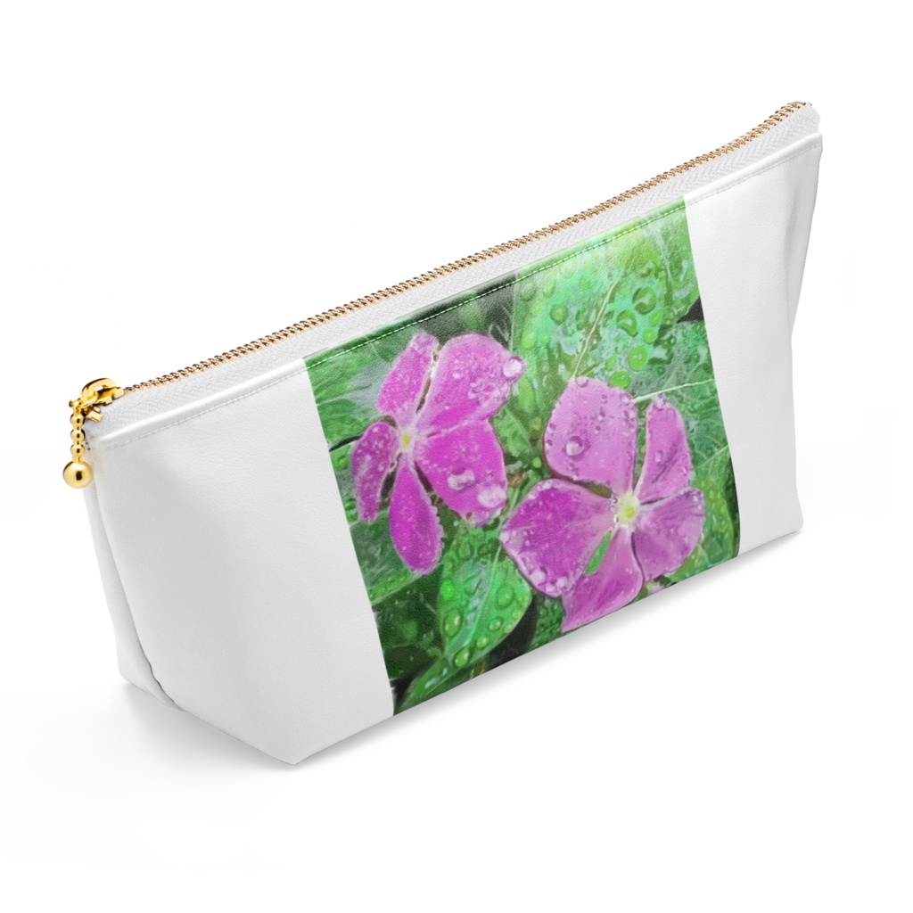 雨に濡れる紫君子欄とニチニチソウのポーチ