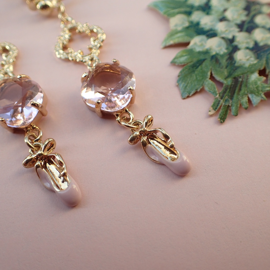 【gold color】ピンクバレリーナの耳飾り