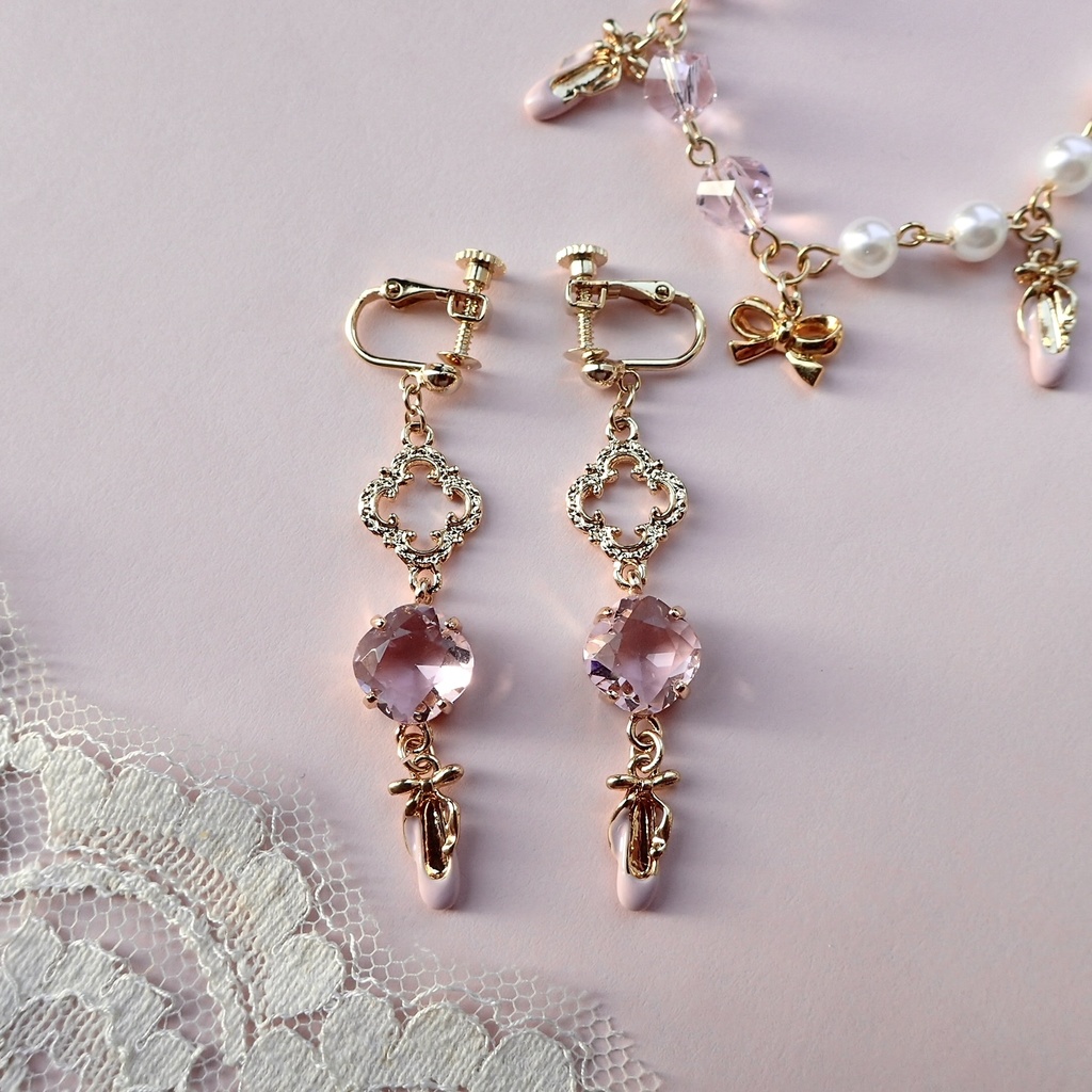 【gold color】ピンクバレリーナの耳飾り