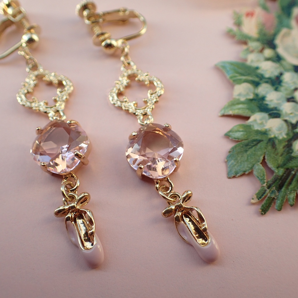 【gold color】ピンクバレリーナの耳飾り
