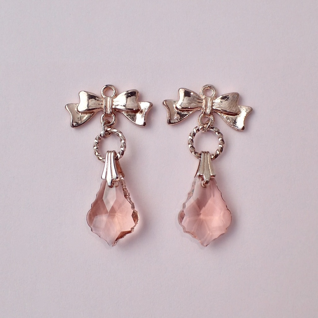 【pink gold color】リボンと柊の葉の耳飾り
